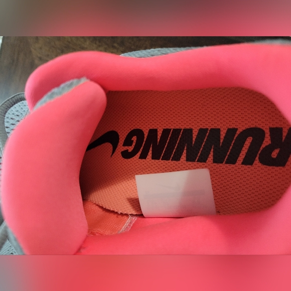 Nike Zoom Vomero 12 Women's Athletic Shoes in Gray and Pink. Like New! - Picture 5 of 7